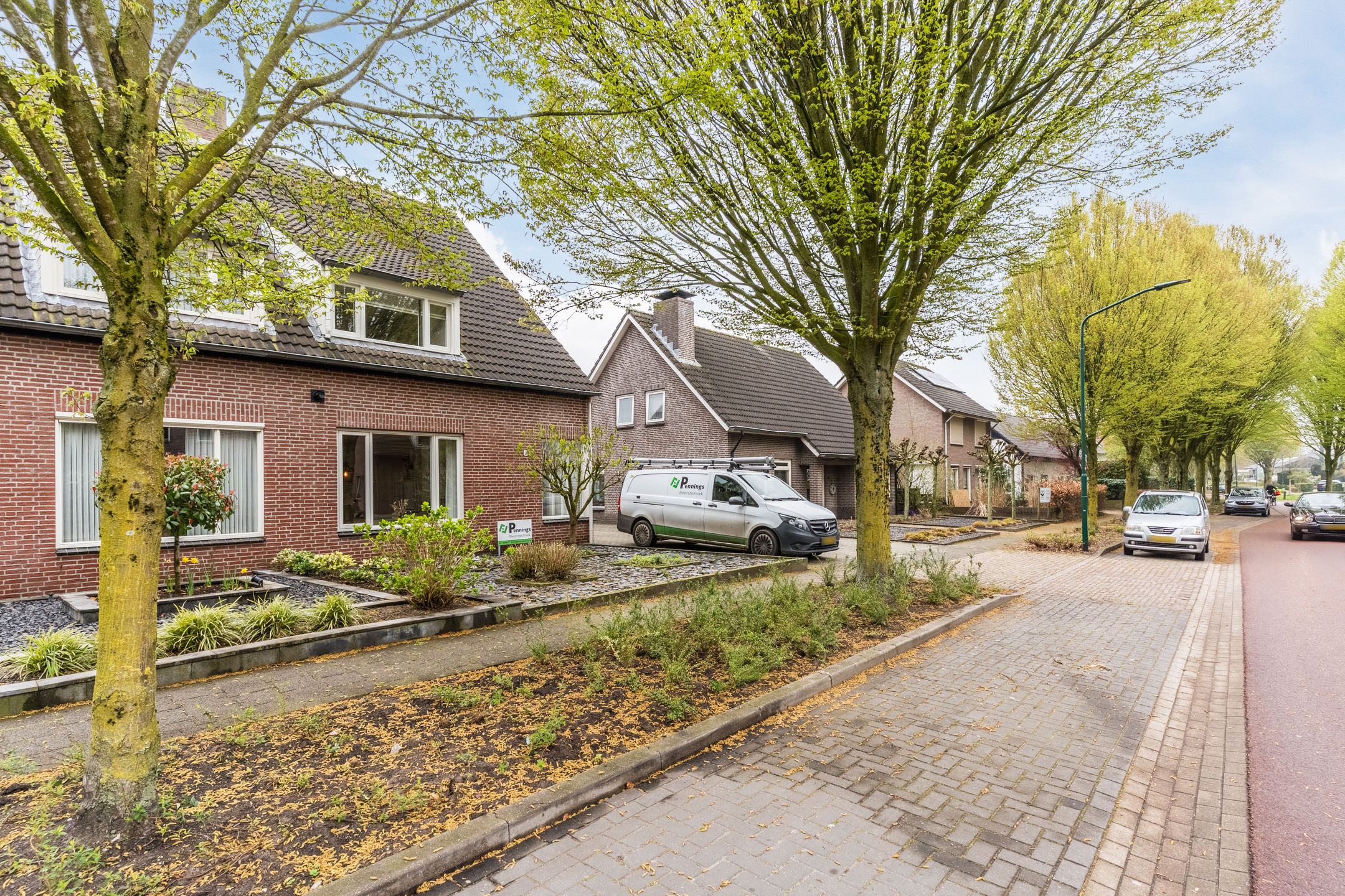 Charming semi-detached home with spacious garage and lovely garden in Nistelrode — 60
