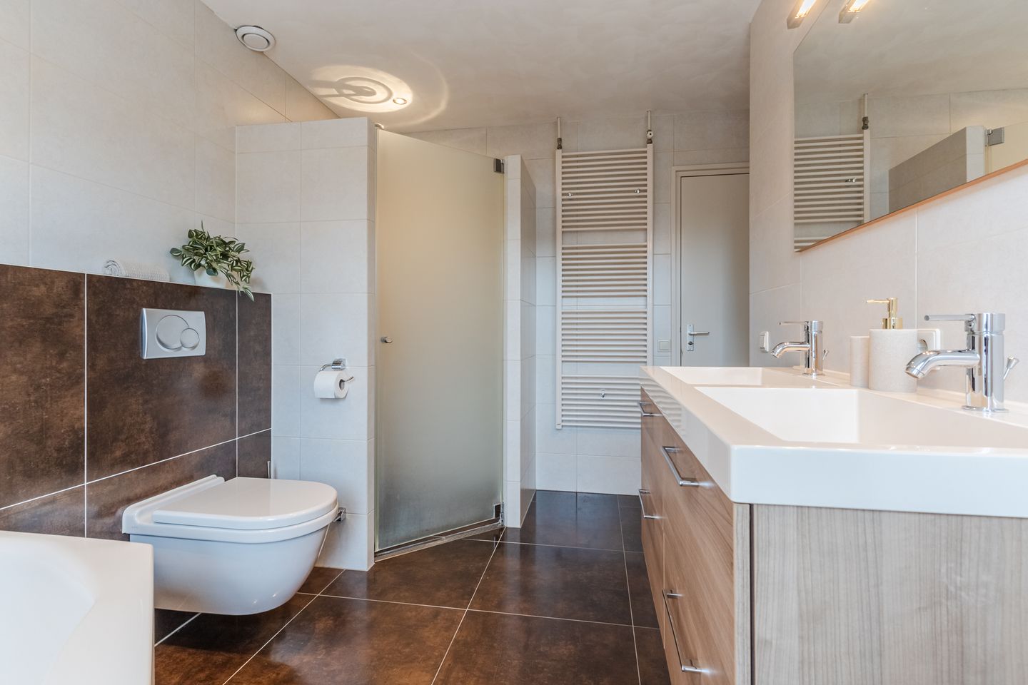 Charming semi-detached home with spacious garage and lovely garden in Nistelrode — 40