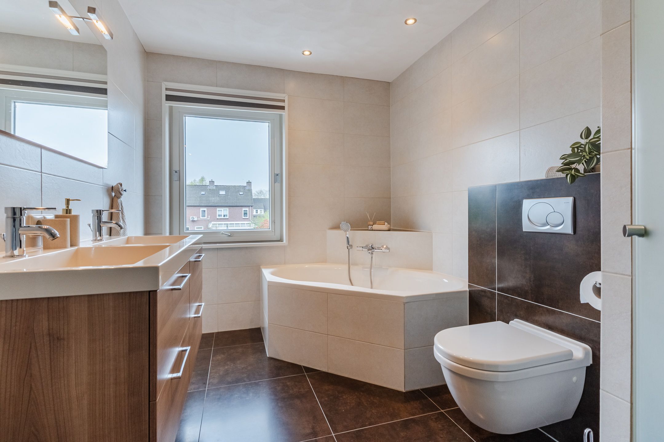 Charming semi-detached home with spacious garage and lovely garden in Nistelrode — 39