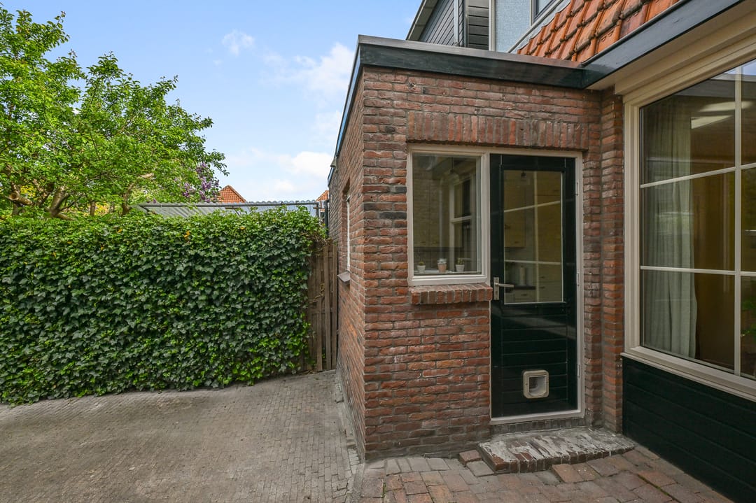 Characterful terraced house with three bedrooms and sunny southwest garden — 28