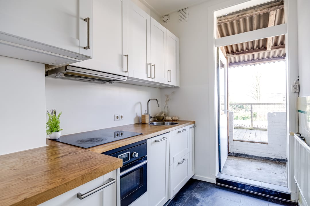 Spacious Upper Apartment with Three Bedrooms and Terrace — 16