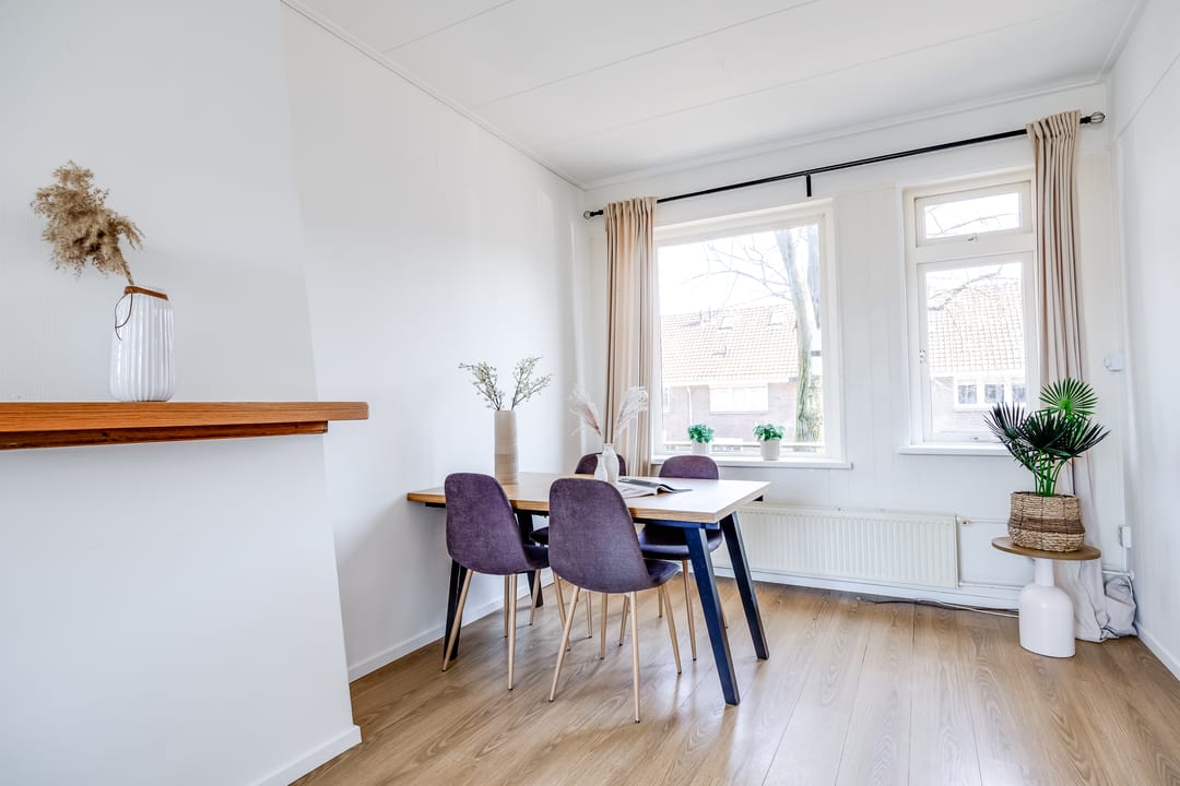 Spacious Upper Apartment with Three Bedrooms and Terrace — 13