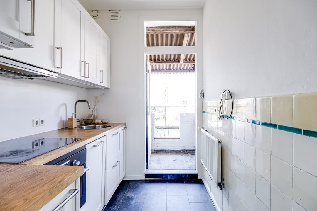 Spacious Upper Apartment with Three Bedrooms and Terrace — 17