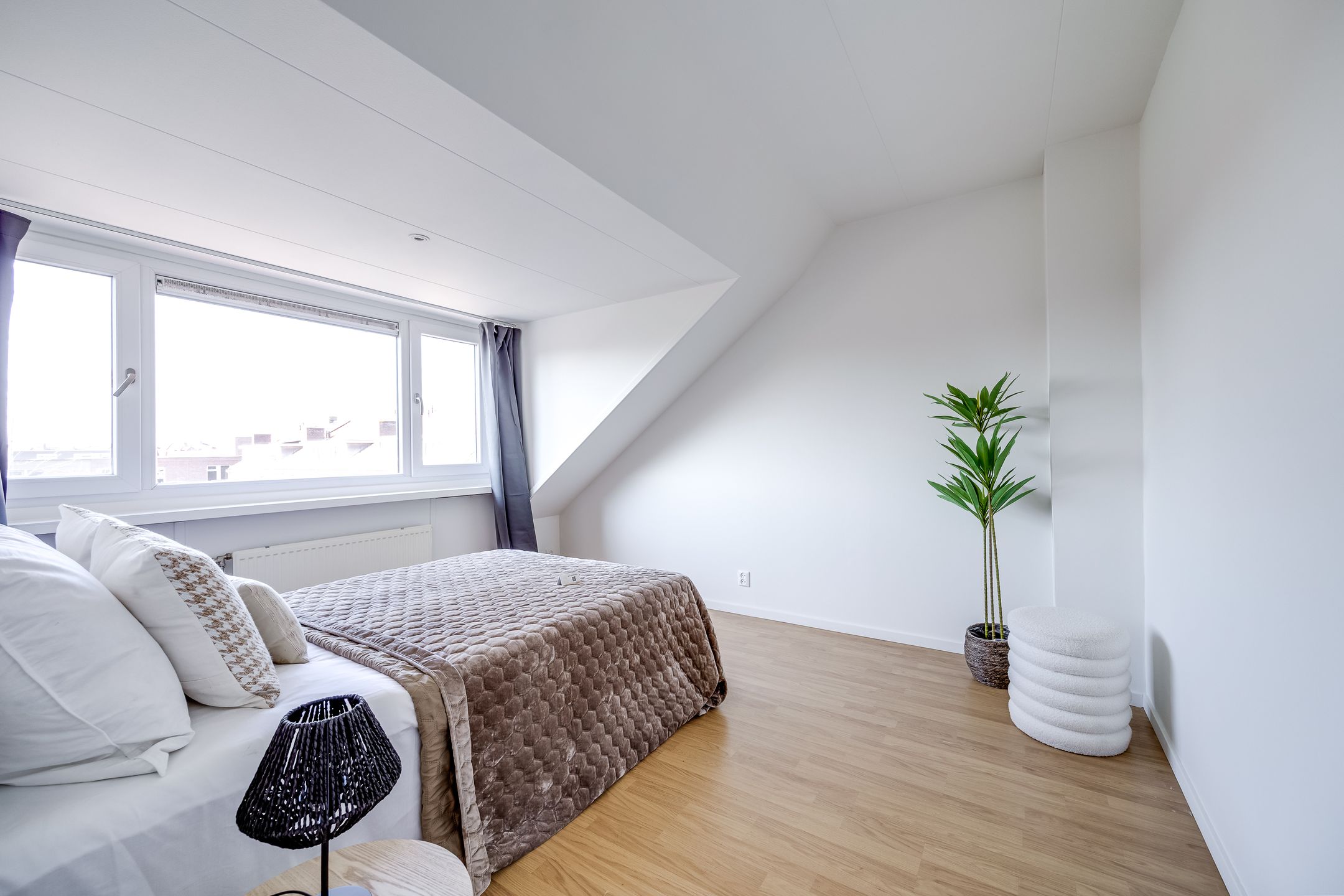 Spacious Upper Apartment with Three Bedrooms and Terrace — 21