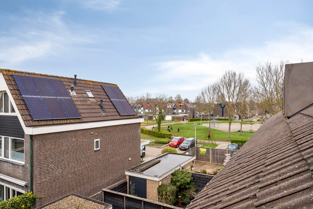 Spacious and Well-Maintained Family Home with 4 Bedrooms in Hellevoetsluis — 31
