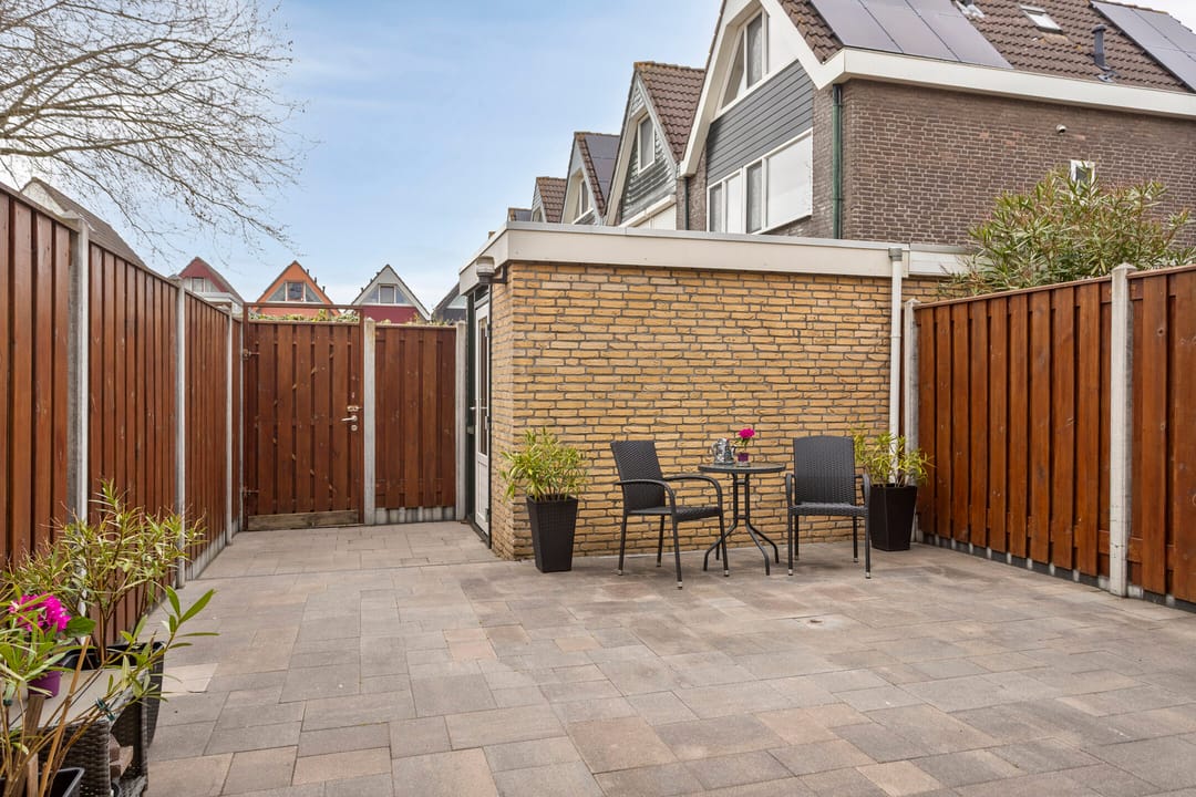 Spacious and Well-Maintained Family Home with 4 Bedrooms in Hellevoetsluis — 16