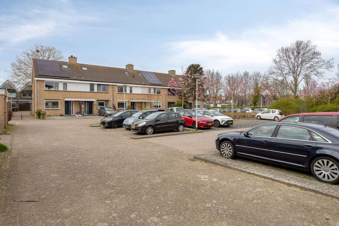 Spacious and Well-Maintained Family Home with 4 Bedrooms in Hellevoetsluis — 34