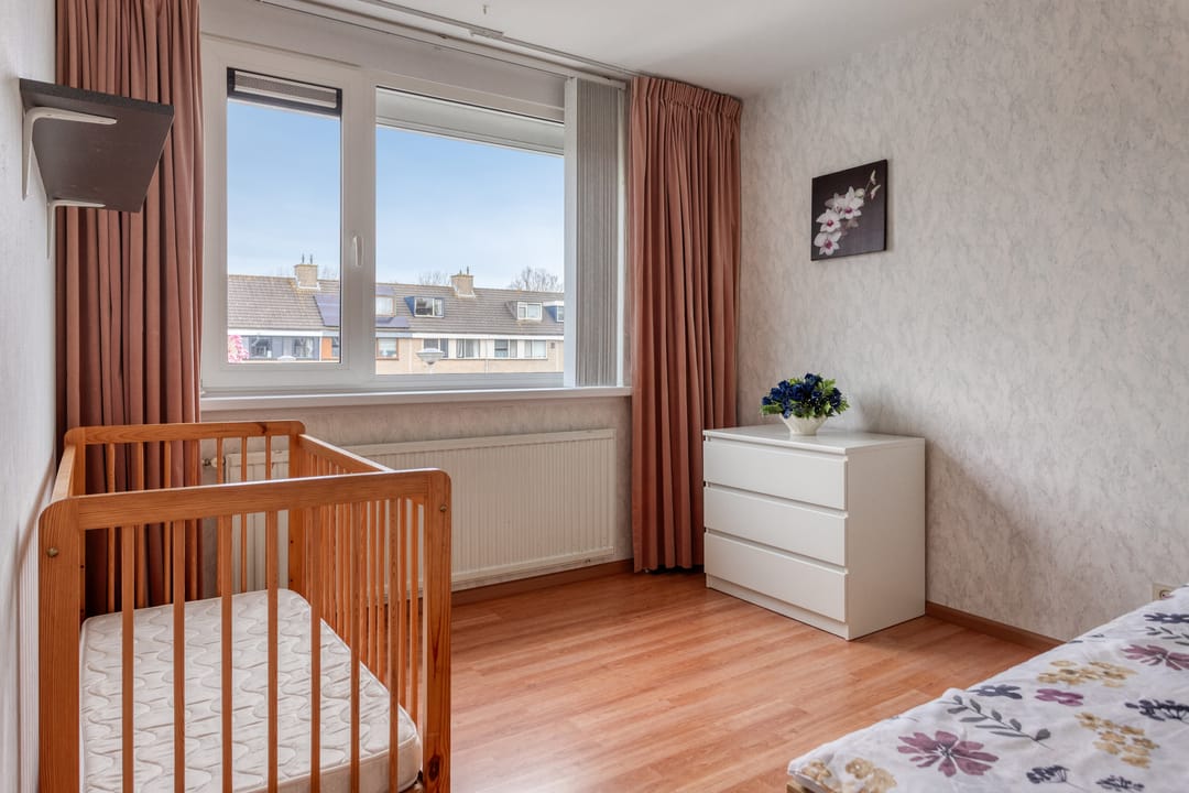 Spacious and Well-Maintained Family Home with 4 Bedrooms in Hellevoetsluis — 23
