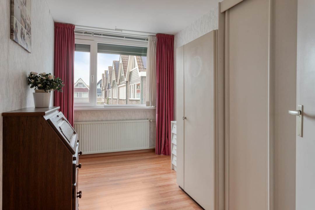 Spacious and Well-Maintained Family Home with 4 Bedrooms in Hellevoetsluis — 22