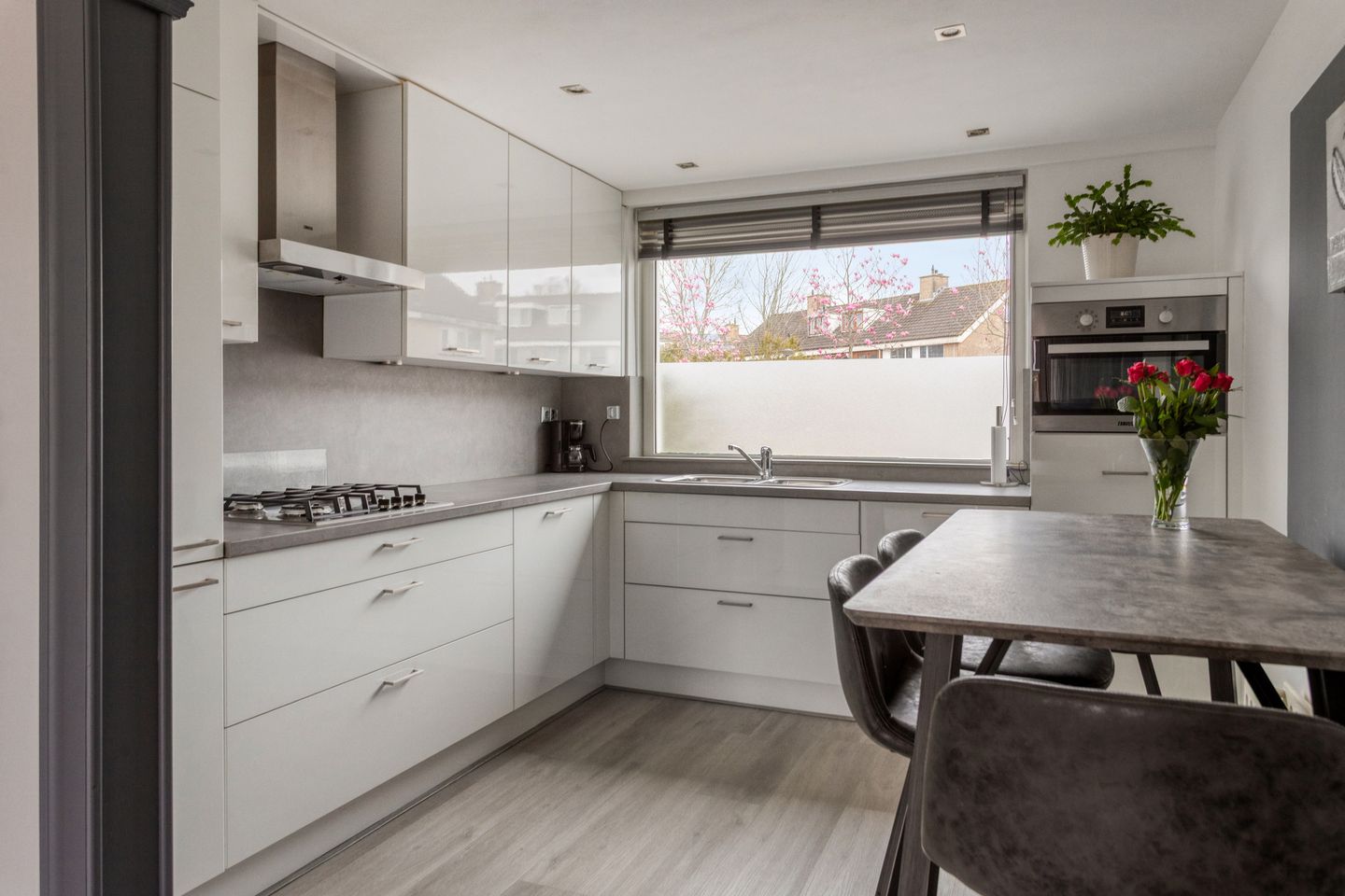 Spacious and Well-Maintained Family Home with 4 Bedrooms in Hellevoetsluis — 14