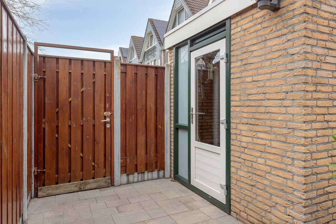 Spacious and Well-Maintained Family Home with 4 Bedrooms in Hellevoetsluis — 17