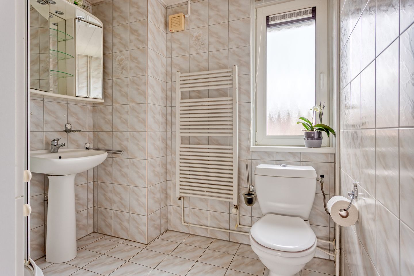 Spacious and Well-Maintained Family Home with 4 Bedrooms in Hellevoetsluis — 25