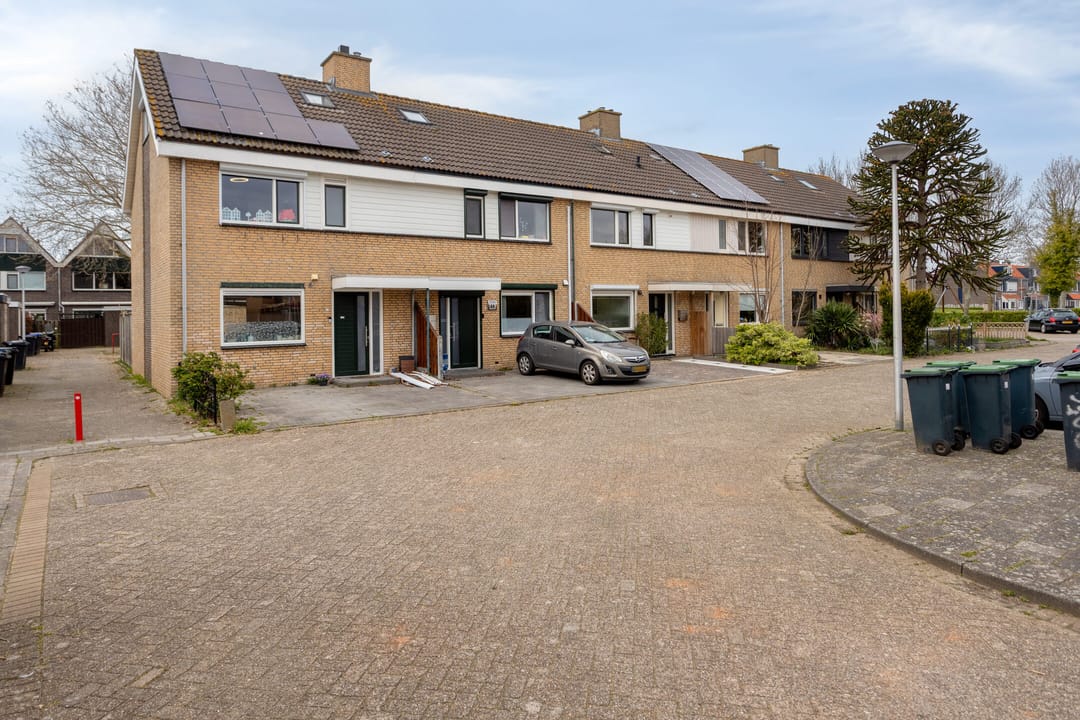 Spacious and Well-Maintained Family Home with 4 Bedrooms in Hellevoetsluis — 32