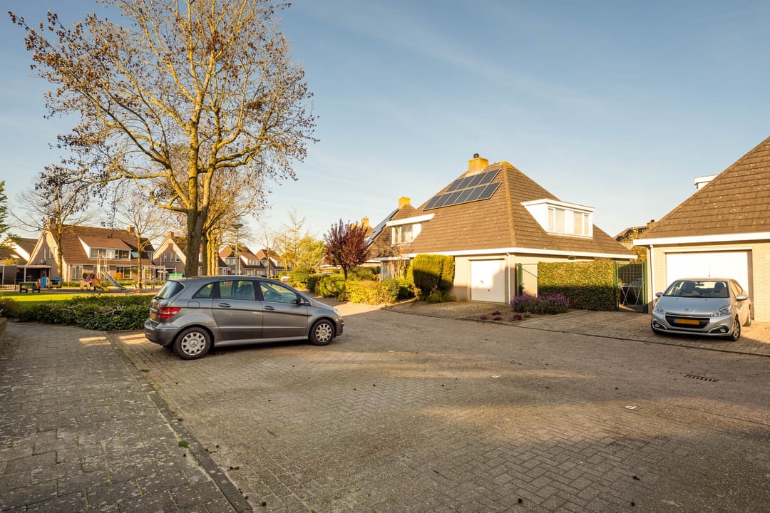 Spacious detached family home with 5 bedrooms, ground-floor suite and garage in Tolberg — 46