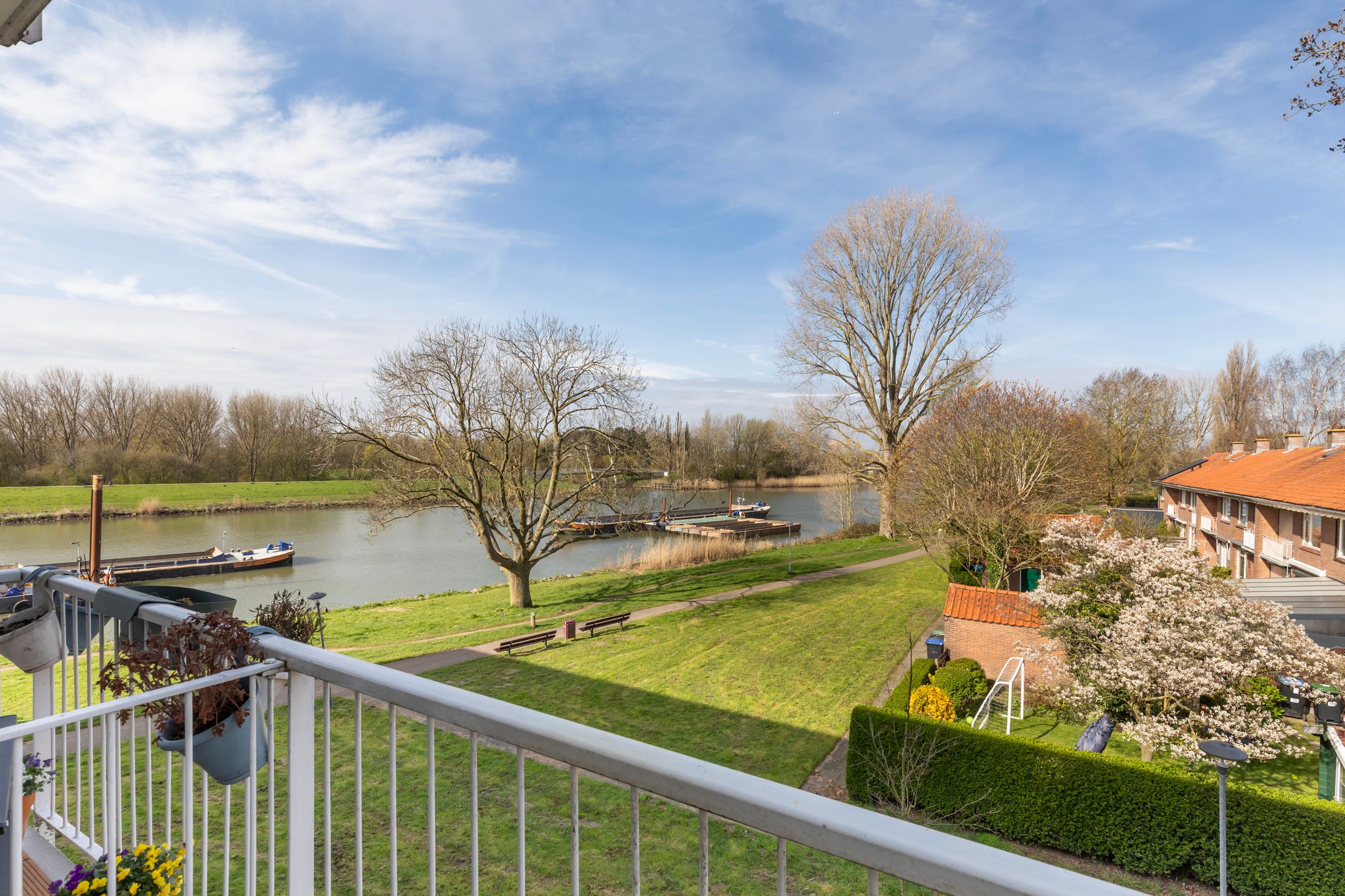 Corner Apartment with Water View and Renovation Potential in Dordrecht — 12