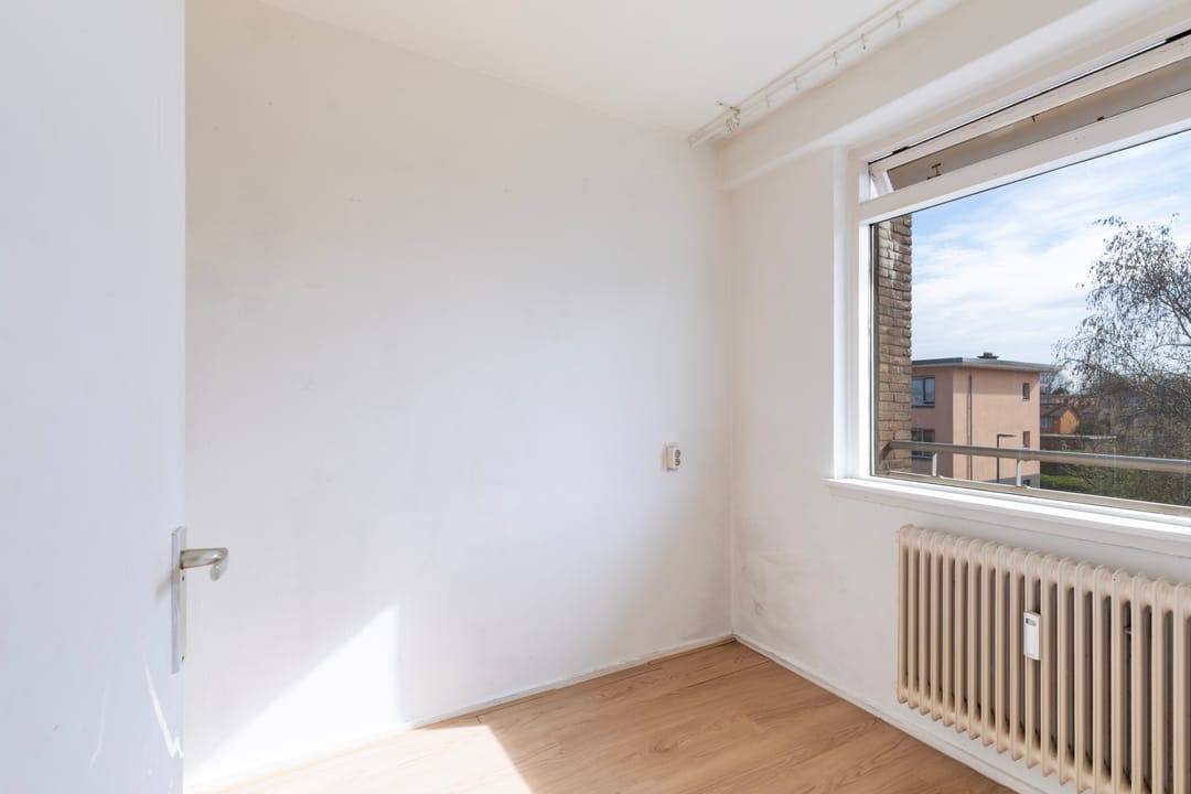 Corner Apartment with Water View and Renovation Potential in Dordrecht — 16