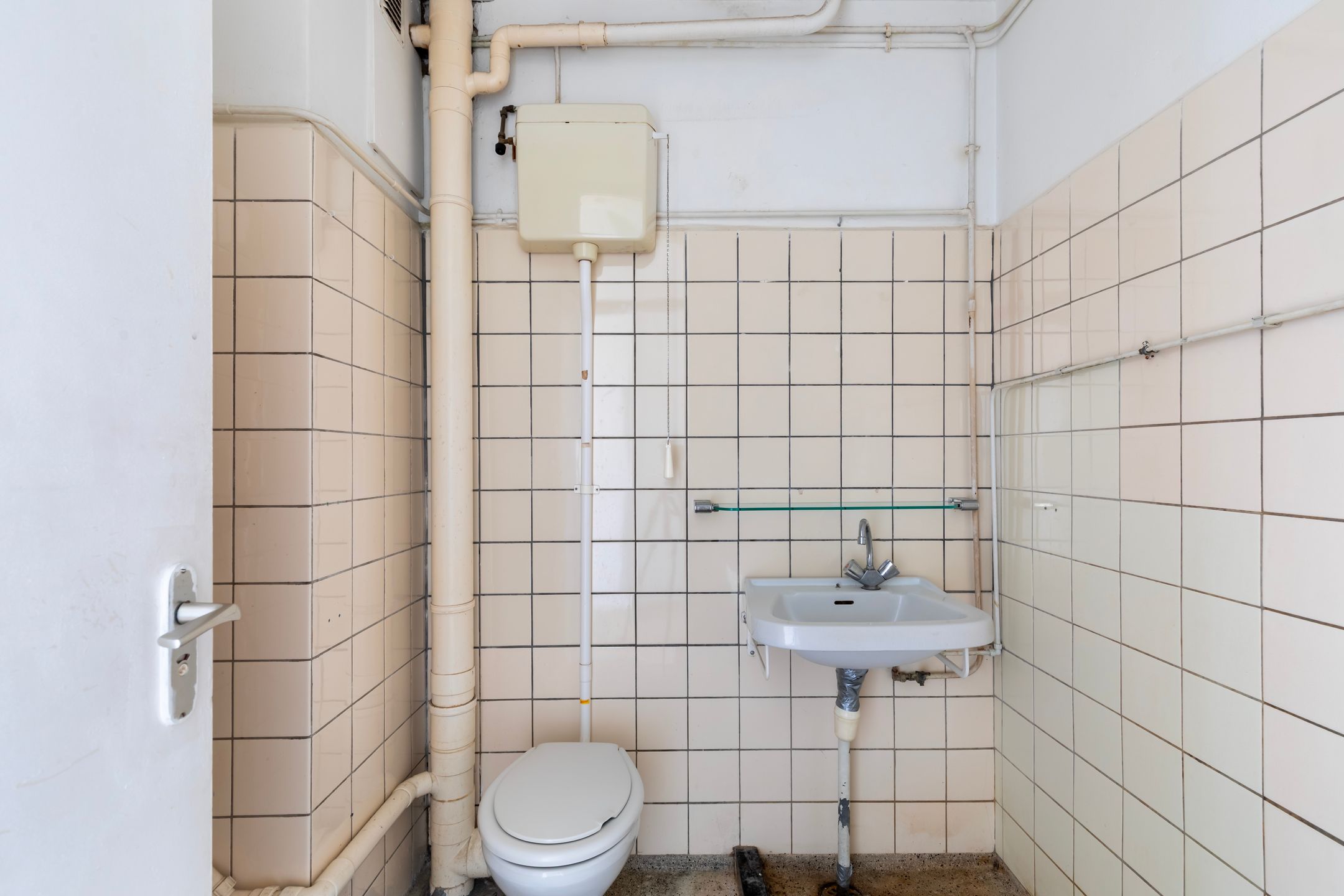 Corner Apartment with Water View and Renovation Potential in Dordrecht — 18
