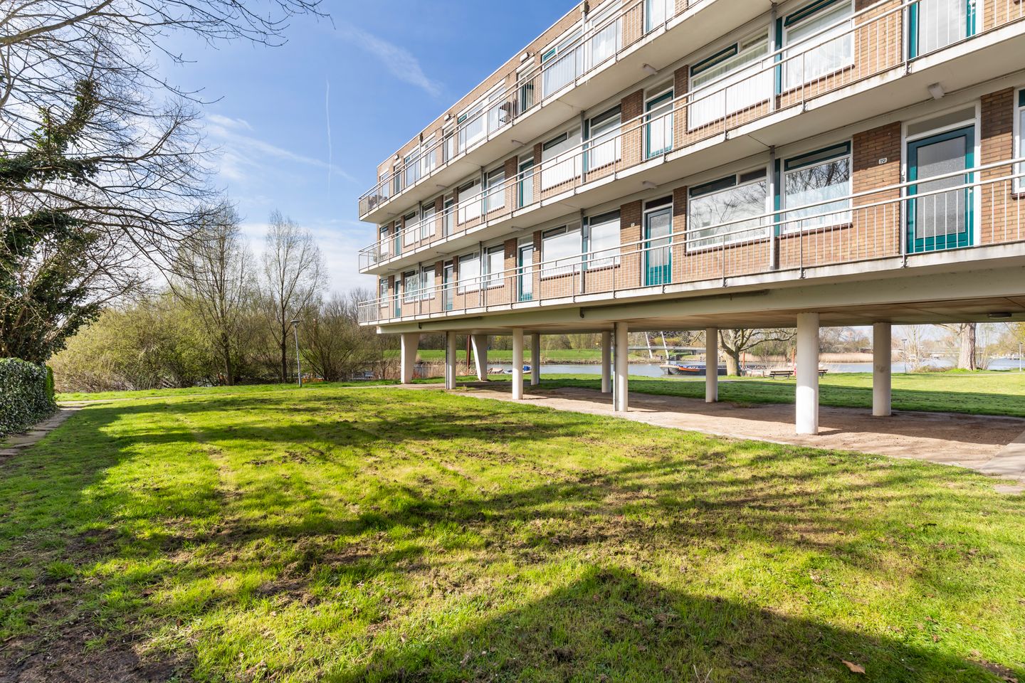 Corner Apartment with Water View and Renovation Potential in Dordrecht — 20
