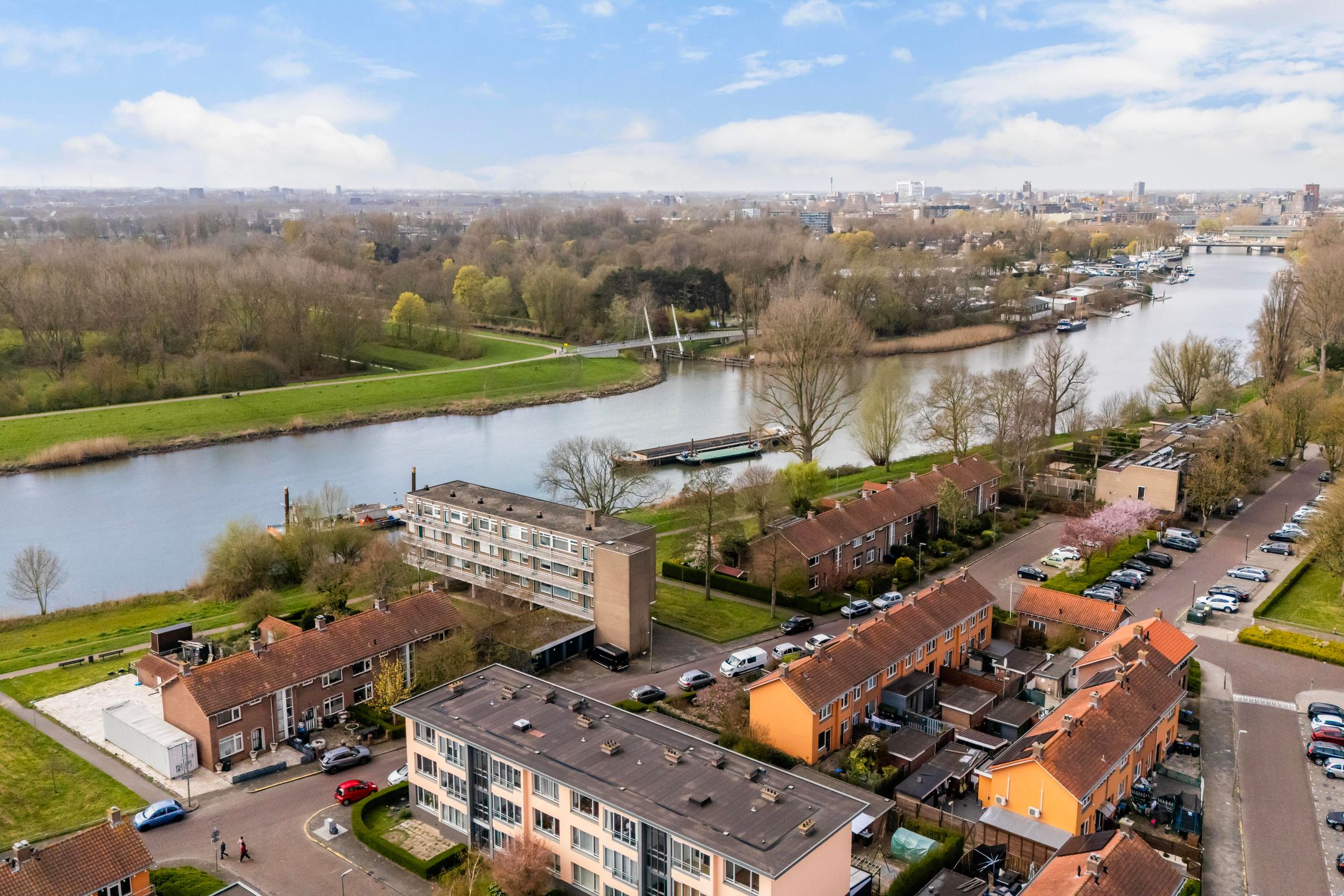 Corner Apartment with Water View and Renovation Potential in Dordrecht — 27