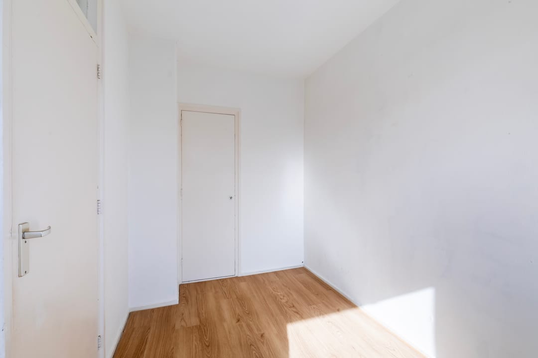Corner Apartment with Water View and Renovation Potential in Dordrecht — 17