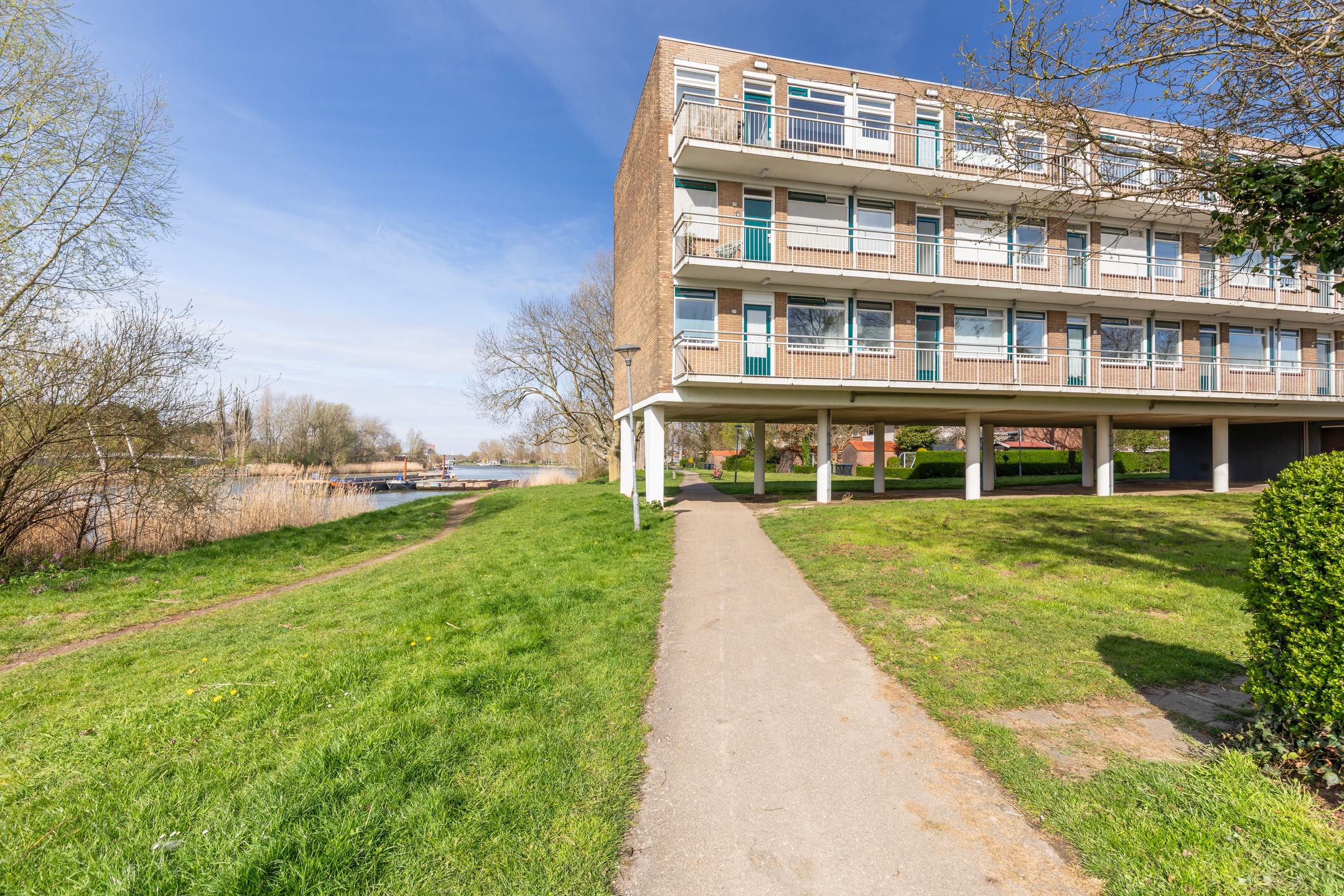 Corner Apartment with Water View and Renovation Potential in Dordrecht — 24