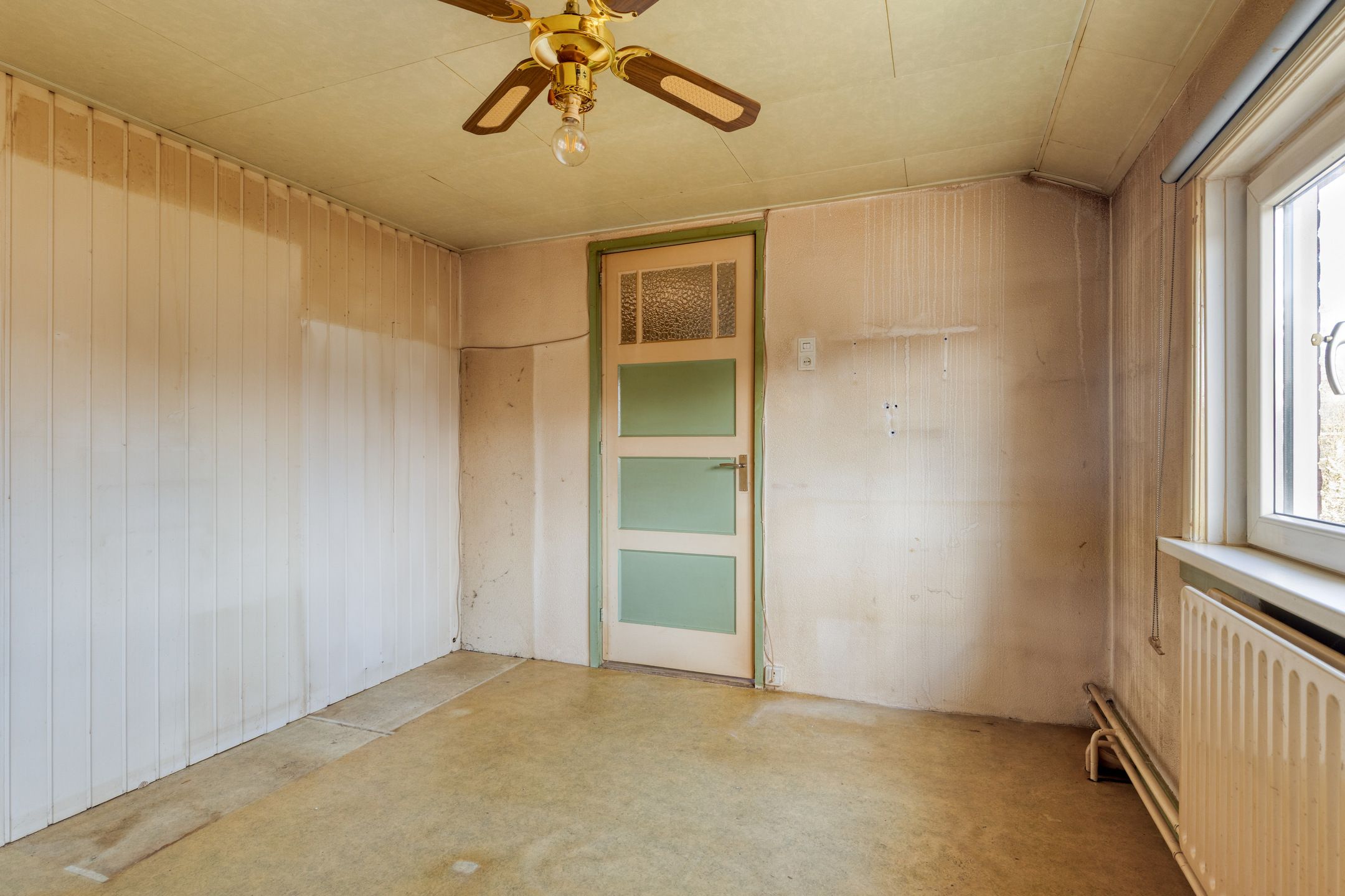 Corner House with Renovation Potential and Solar Panels in Family-Friendly Neighborhood — 18