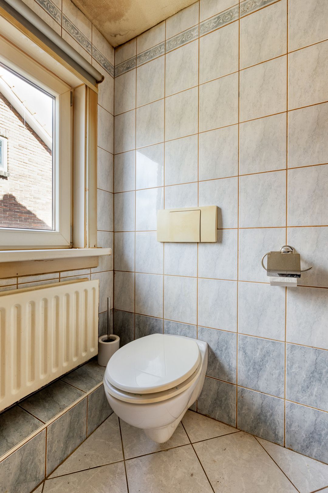 Corner House with Renovation Potential and Solar Panels in Family-Friendly Neighborhood — 16
