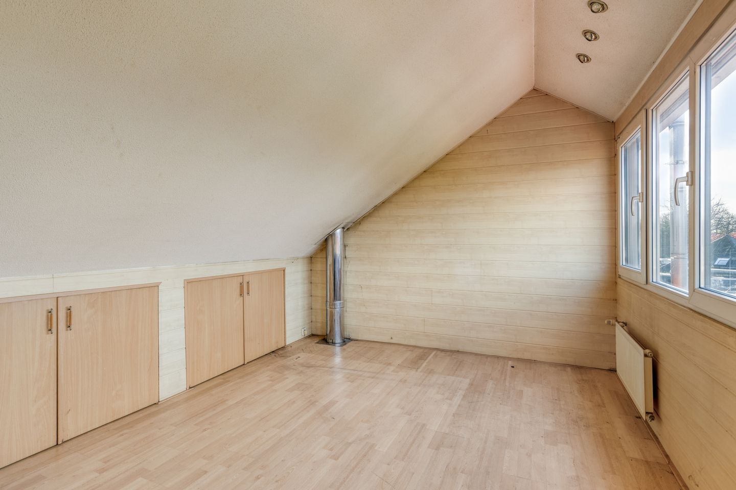 Corner House with Renovation Potential and Solar Panels in Family-Friendly Neighborhood — 20