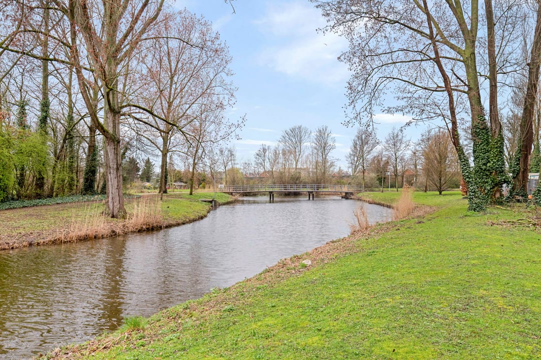 Spacious 5-Room Apartment with 4 Bedrooms and Balcony in Schiedam Spieringshoek — 28