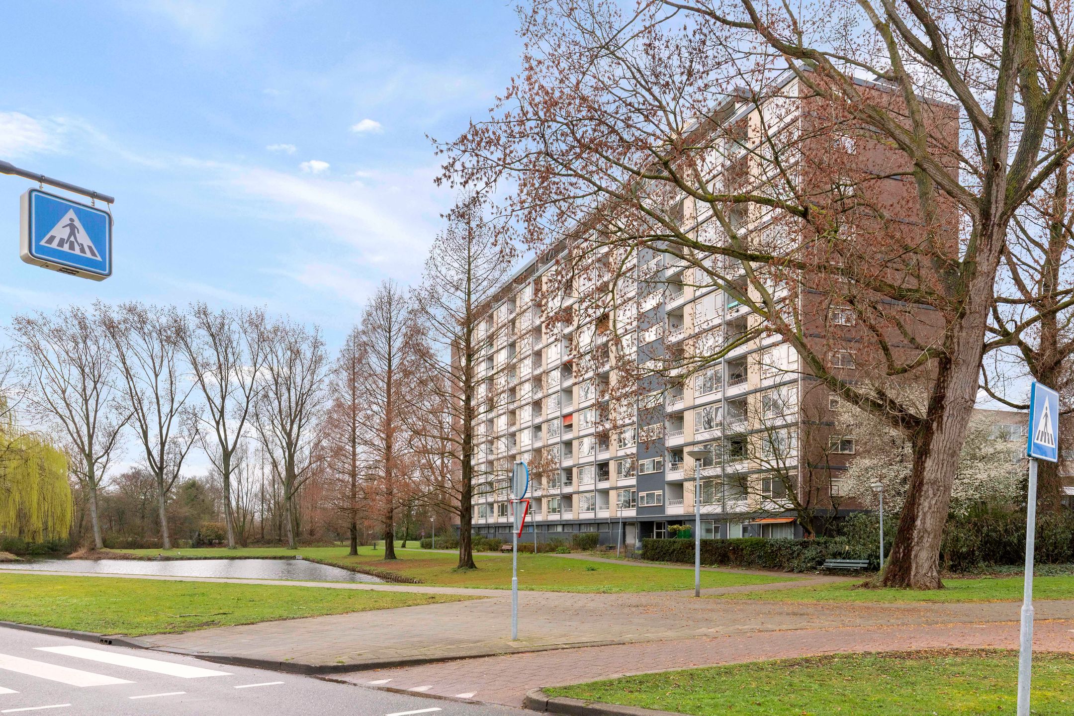Spacious 5-Room Apartment with 4 Bedrooms and Balcony in Schiedam Spieringshoek — 27