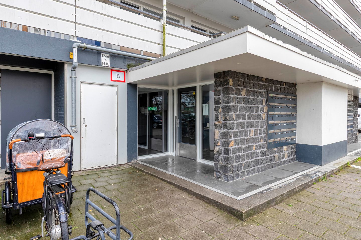 Spacious 5-Room Apartment with 4 Bedrooms and Balcony in Schiedam Spieringshoek — 25