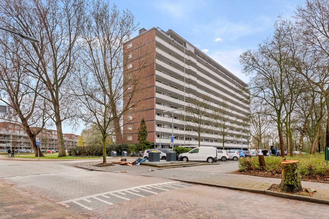 Spacious 5-Room Apartment with 4 Bedrooms and Balcony in Schiedam Spieringshoek — 26