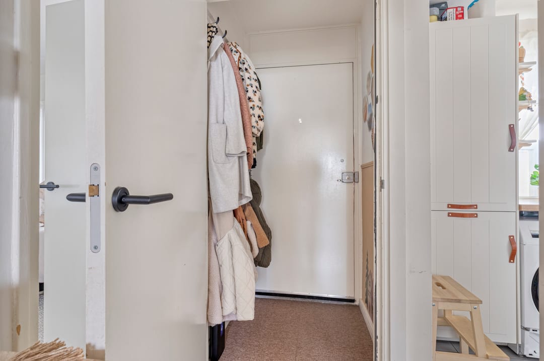 Spacious 5-Room Apartment with 4 Bedrooms and Balcony in Schiedam Spieringshoek — 22