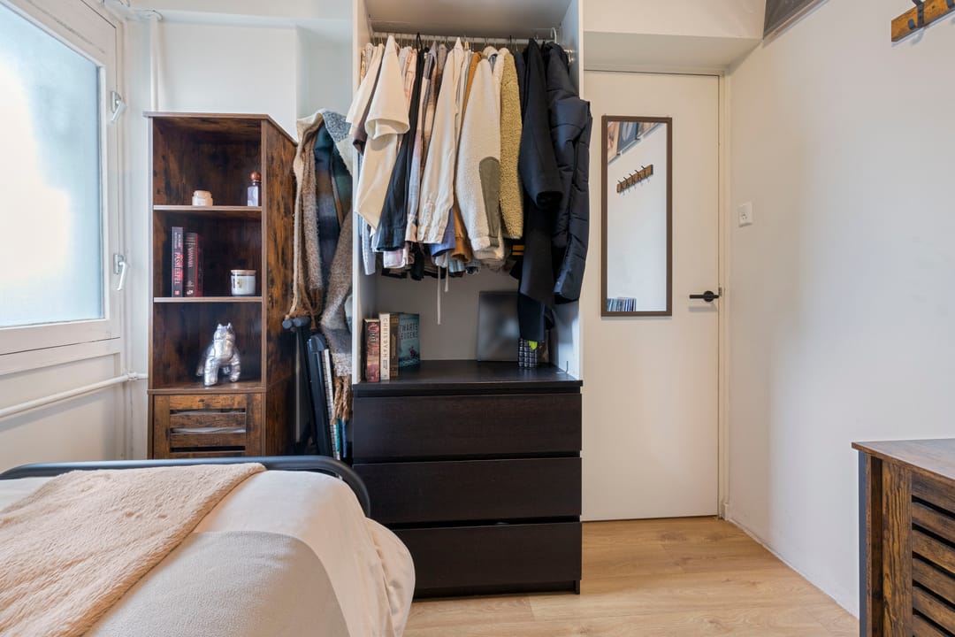 Spacious 5-Room Apartment with 4 Bedrooms and Balcony in Schiedam Spieringshoek — 13