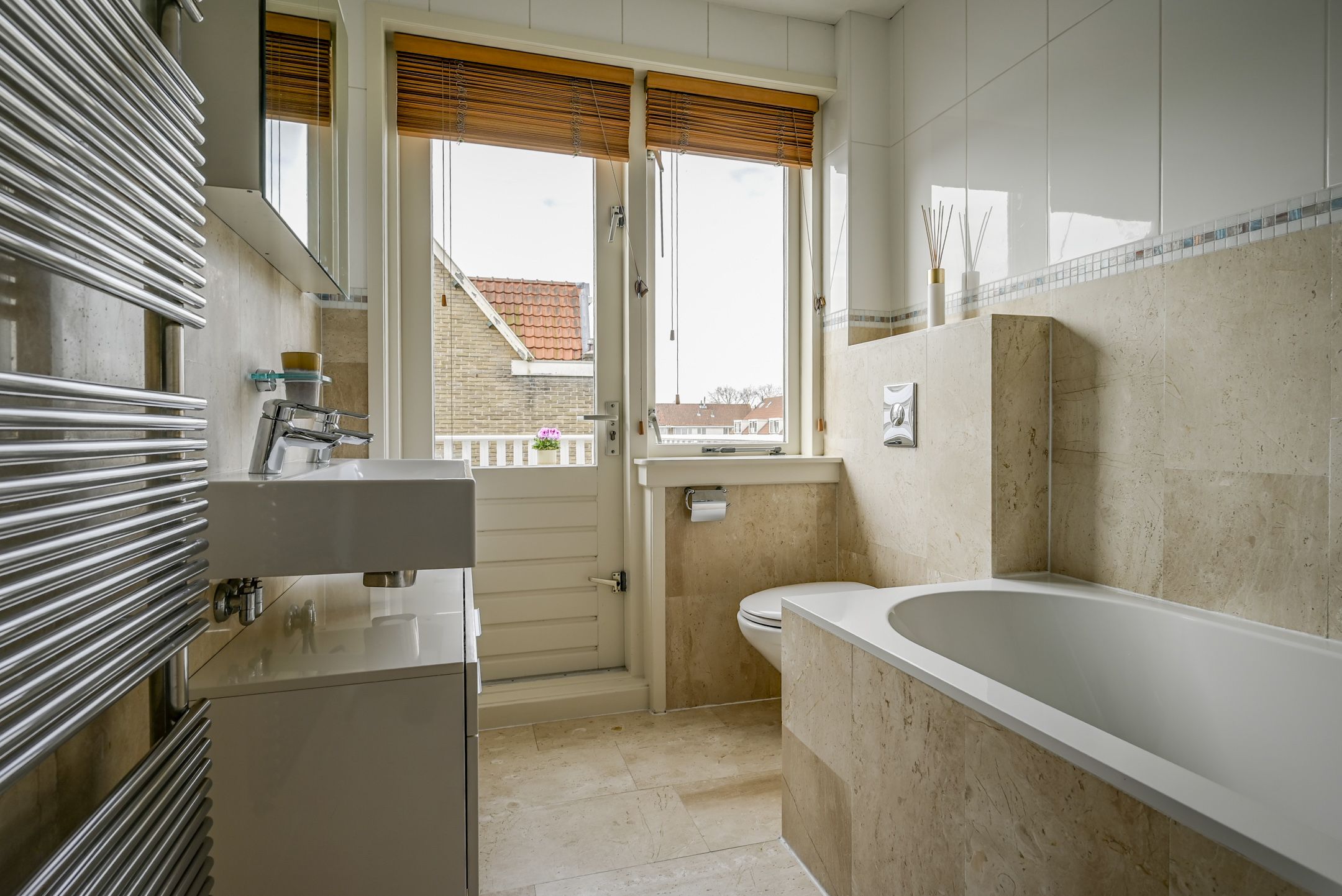 Charming 1940s family home with sunny roof terrace in Leiden — 33