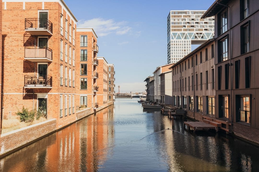 Spacious Waterfront Apartment with Private Parking in Amsterdam Houthavens — 31