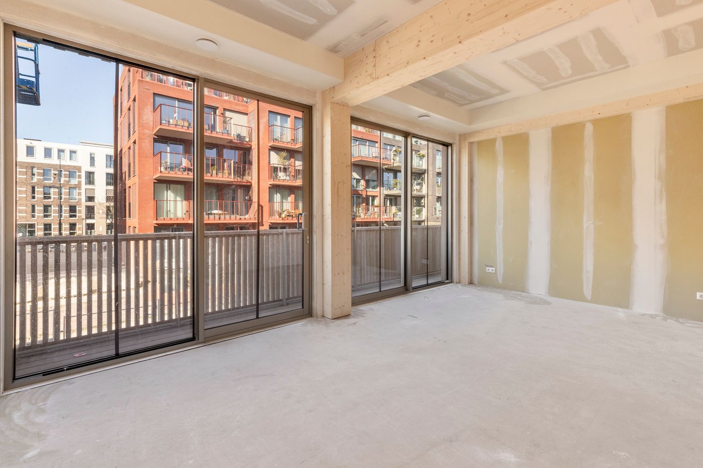 Spacious Waterfront Apartment with Private Parking in Amsterdam Houthavens — 14