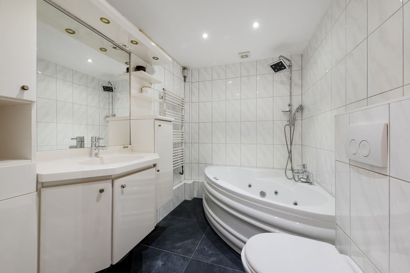 Spacious Family Home with Five Bedrooms and Sunny South-Facing Garden in Haarlem — 19