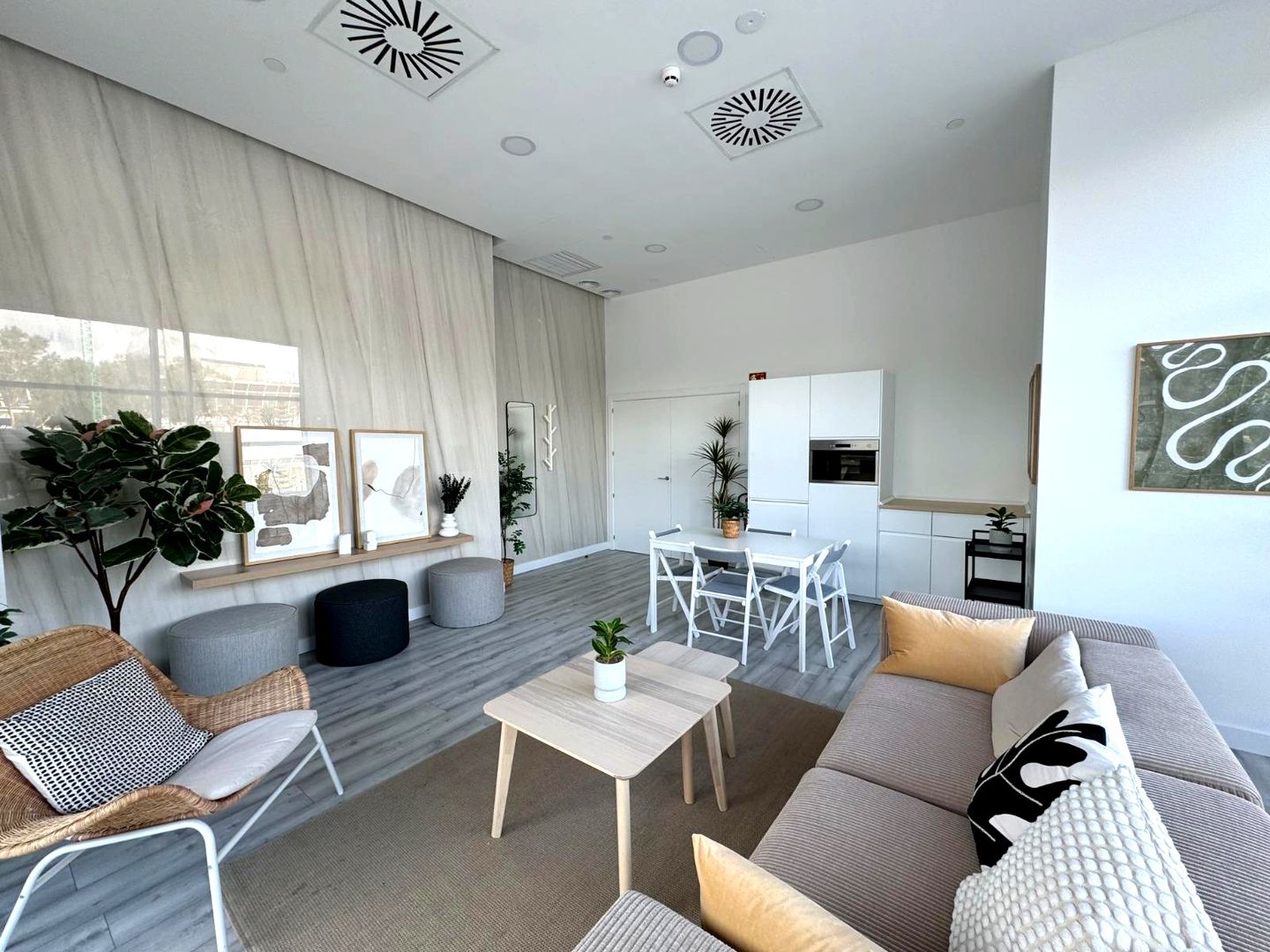 Luxury Apartment in Urban Sky Towers with Panoramic Views — 19