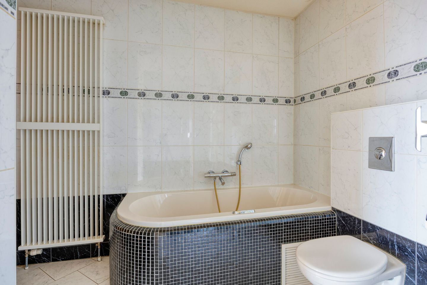 Spacious top floor apartment with parking in Breda's Haagse Beemden — 35