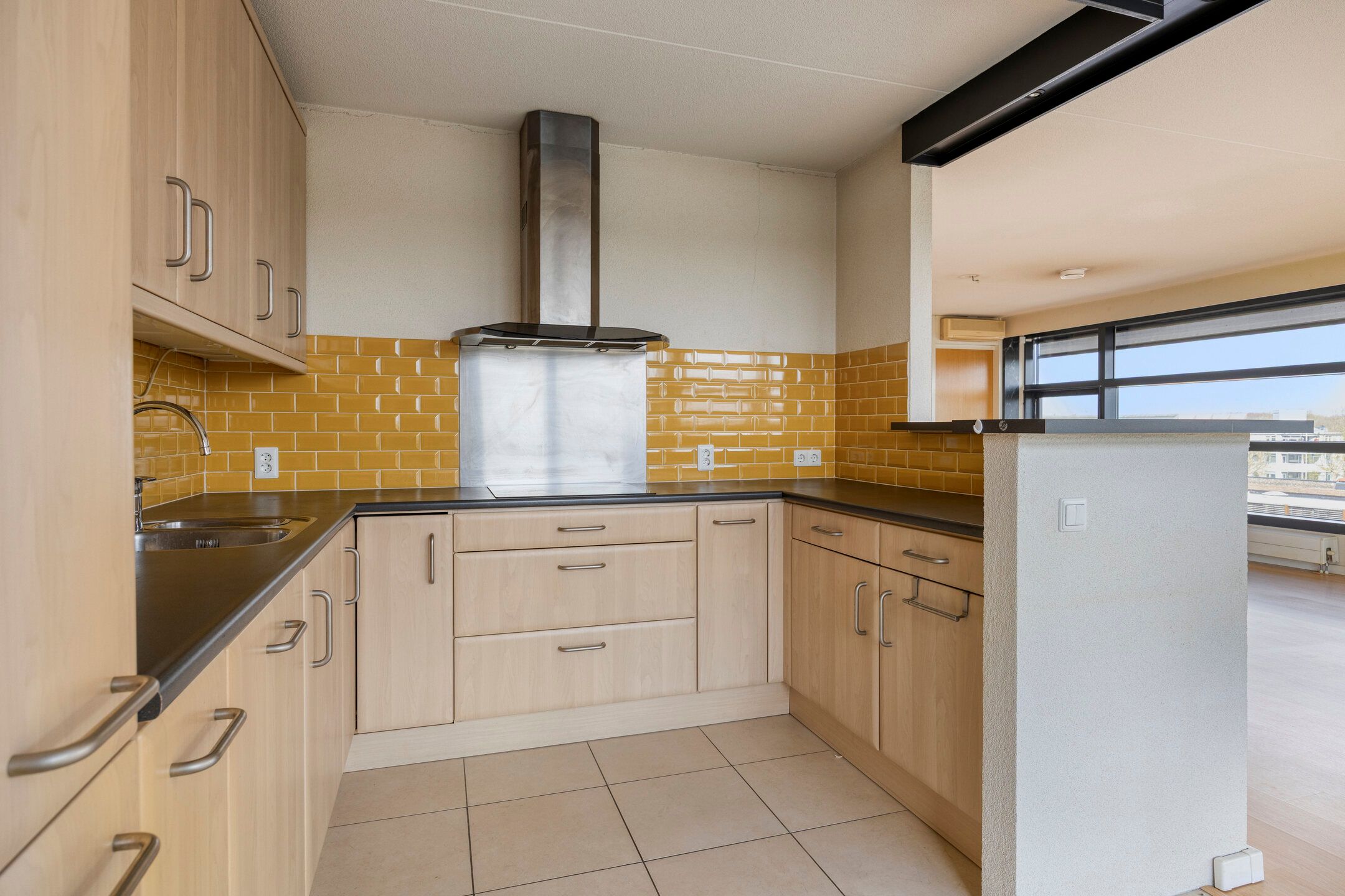 Spacious top floor apartment with parking in Breda's Haagse Beemden — 27
