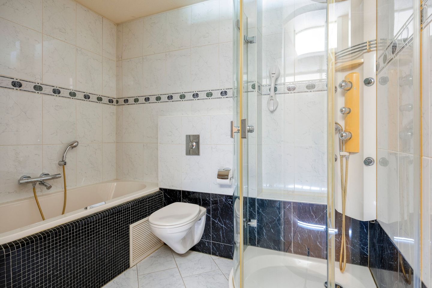 Spacious top floor apartment with parking in Breda's Haagse Beemden — 34