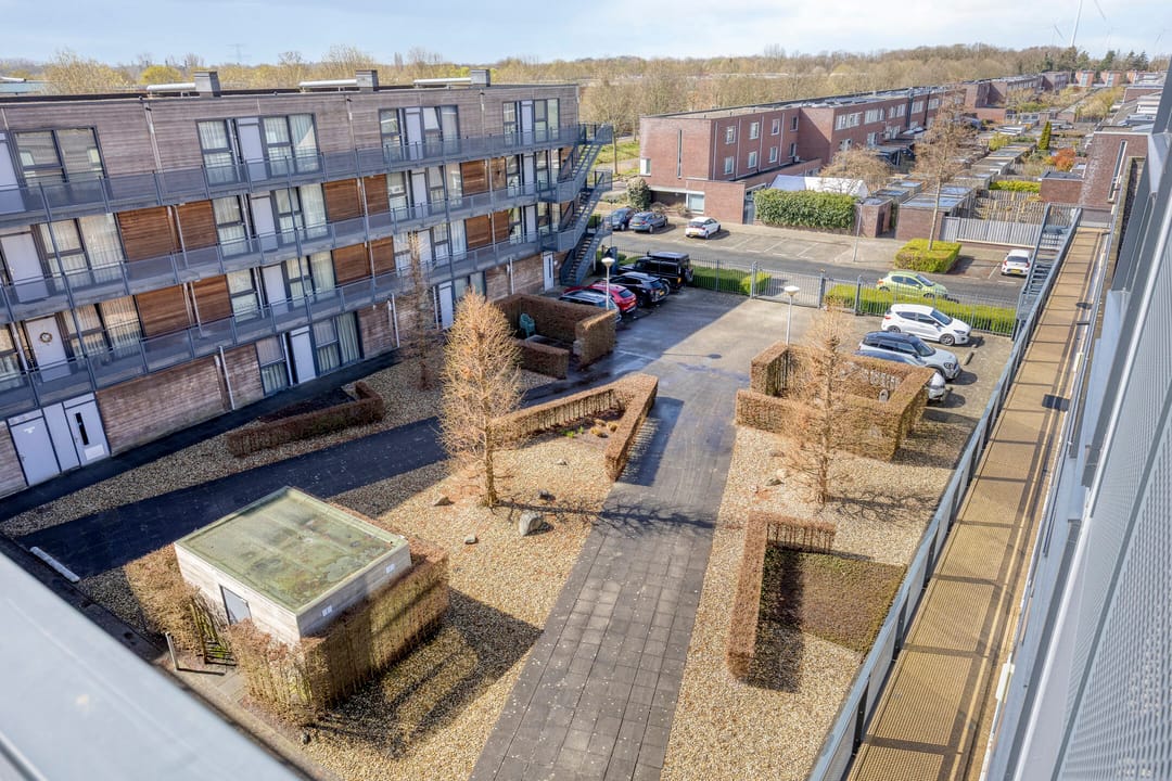 Spacious top floor apartment with parking in Breda's Haagse Beemden — 52