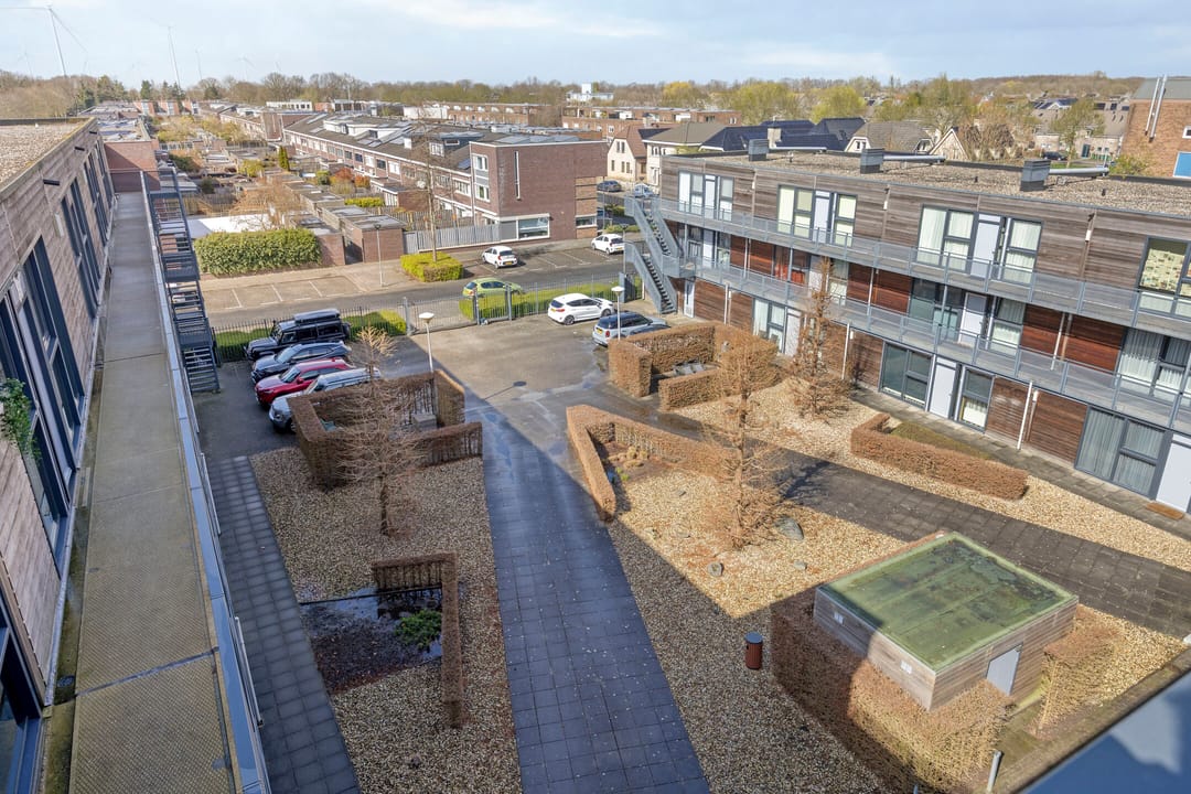 Spacious top floor apartment with parking in Breda's Haagse Beemden — 53
