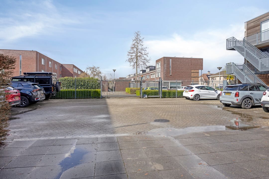 Spacious top floor apartment with parking in Breda's Haagse Beemden — 56