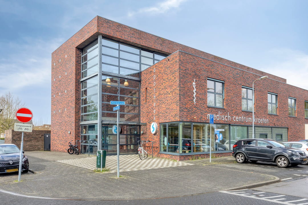Spacious top floor apartment with parking in Breda's Haagse Beemden — 61