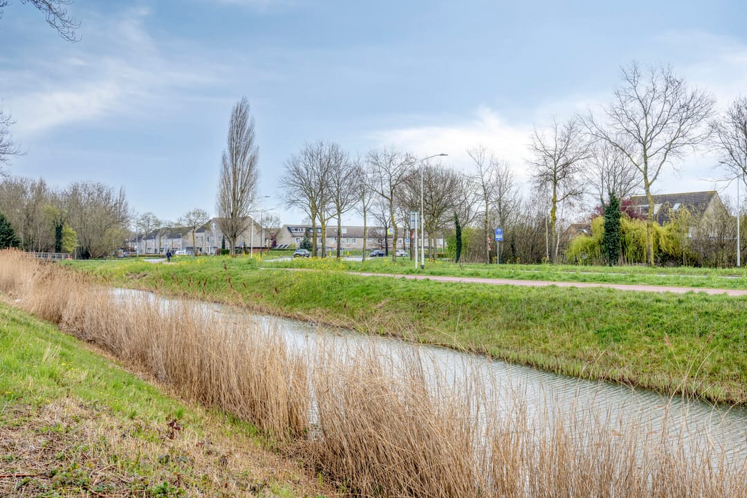 Spacious top floor apartment with parking in Breda's Haagse Beemden — 66