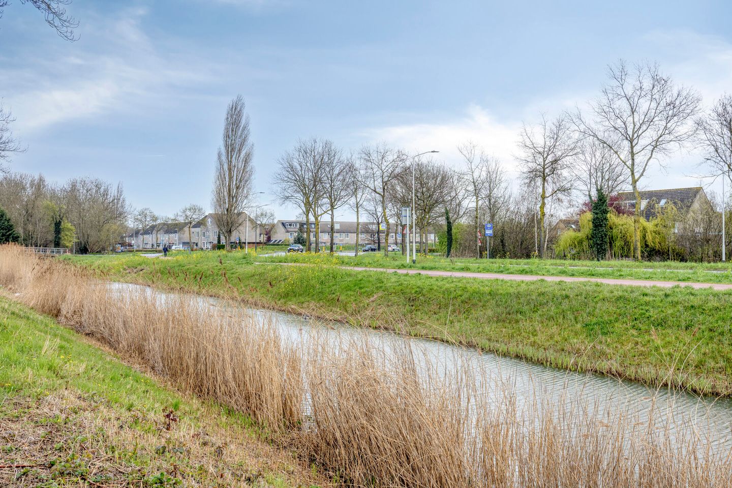 Spacious top floor apartment with parking in Breda's Haagse Beemden — 64