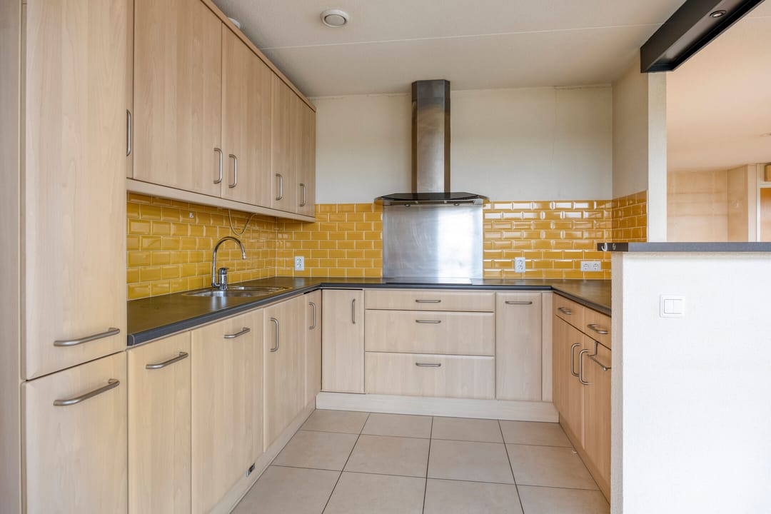 Spacious top floor apartment with parking in Breda's Haagse Beemden — 26