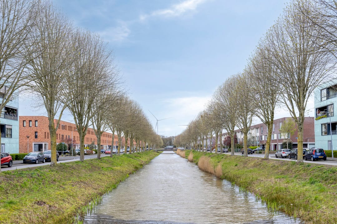 Spacious top floor apartment with parking in Breda's Haagse Beemden — 62